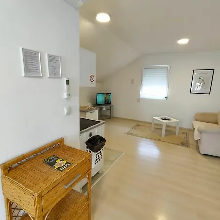 A1 - Airport Apartment *