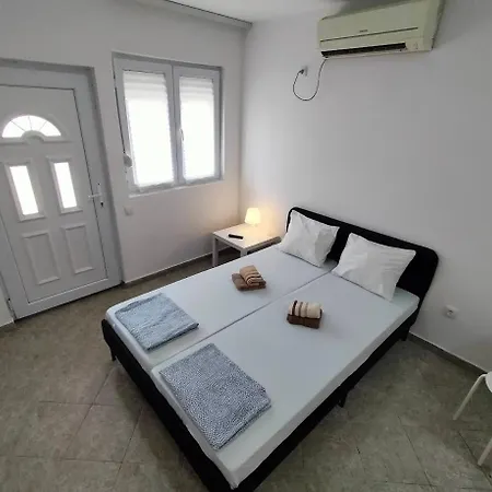 A1 - Airport Apartment *