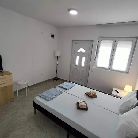 A1 - Airport Apartment *